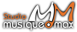 Logo du studio où l'on voit le mot studio en orange à gauche de deux gros M blancs collés ainsi que Musique O Max en blanc écrit sous le mot studio et les deux gros M.